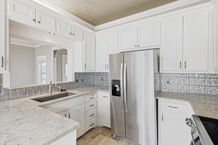 More Photos Of 111 S Pine St, Roanoke General Retail For Sale