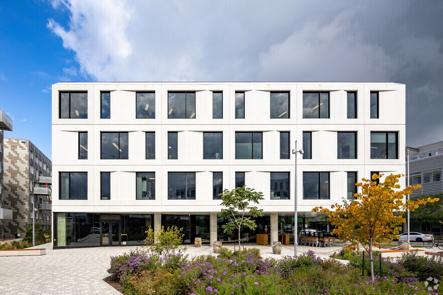 More Photos Of 2600 Rue William Tremblay, Montréal Unknown For Lease