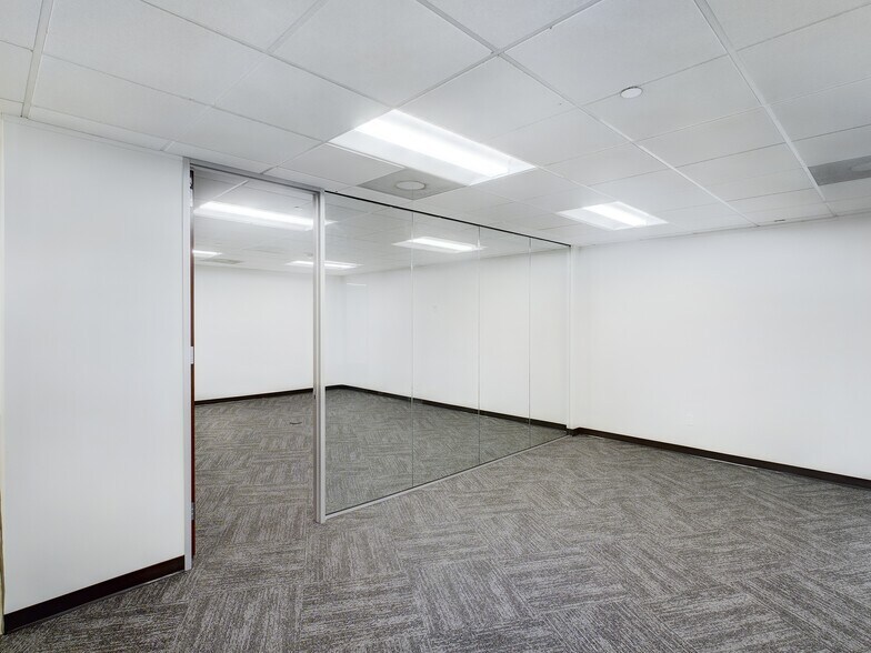 More Photos Of 1420 W Mockingbird Ln, Dallas Office For Lease