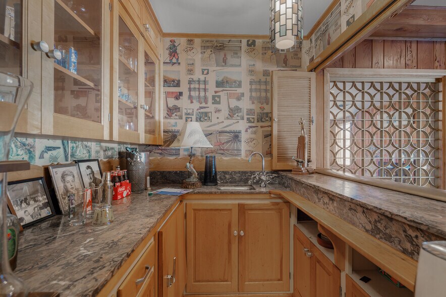 More Photos Of 531 W Main St, Denison Office For Sale