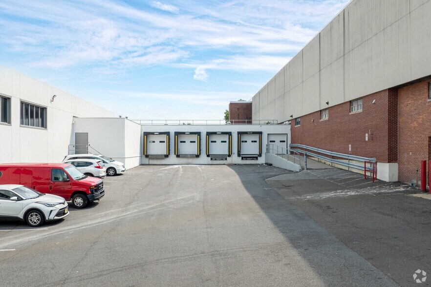 More Photos Of 250 E Sandford Blvd, Mount Vernon Warehouse For Lease