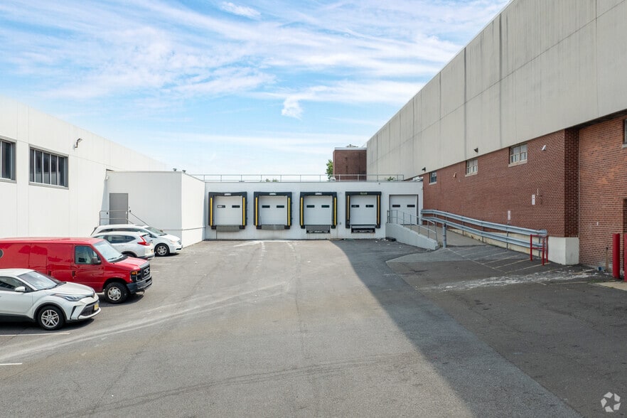 More Photos Of 250 E Sandford Blvd, Mount Vernon Warehouse For Lease