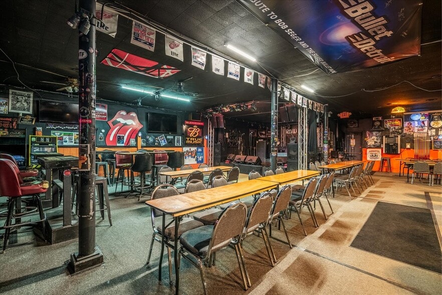 More Photos Of 23925 Goddard Rd, Taylor Bar For Sale