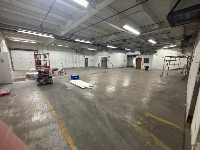 More Photos Of 315 N 9th St, St Charles Distribution For Lease