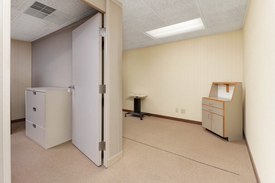 More Photos Of 725 S 14th St, Pekin Medical For Sale