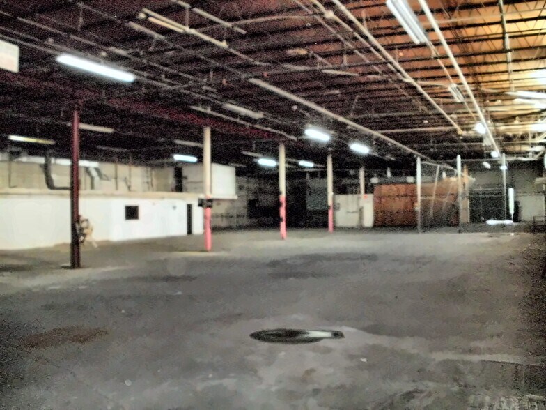 More Photos Of 670 W 20th St, Hialeah Warehouse For Lease
