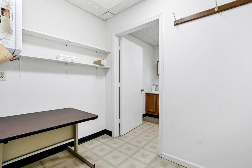 More Photos Of 24 John St, Middletown Office Residential For Sale