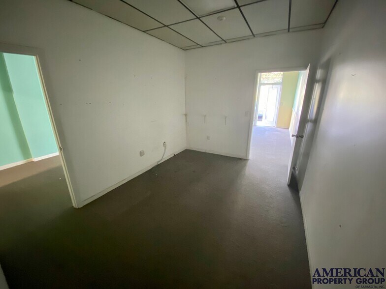 More Photos Of 6111-6121 Clark Center Ave, Sarasota Showroom For Lease