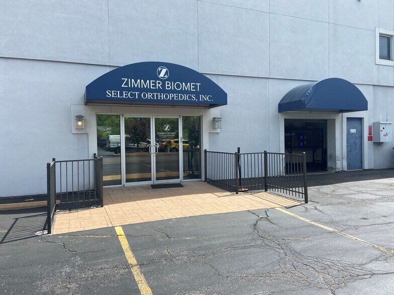 More Photos Of 1000 Camera Ave, Crestwood Flex For Lease