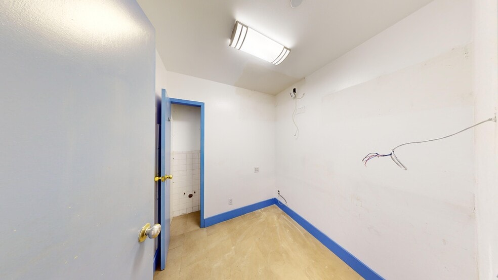 More Photos Of 194 Nassau Ave, Brooklyn Storefront Retail Office For Lease