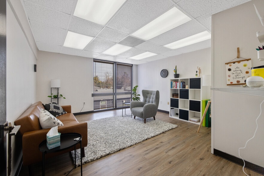 More Photos Of 1620 W Mineral King Ave, Visalia Office For Sale