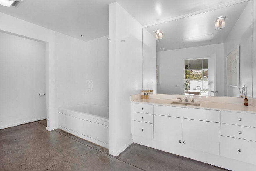 More Photos Of 500-530 Molino St, Los Angeles Office For Sale