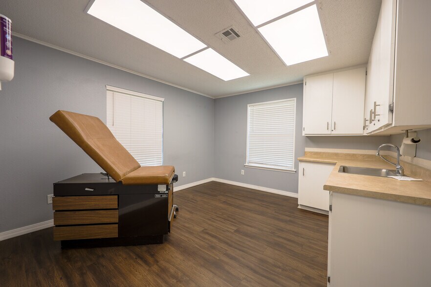 More Photos Of 601 S Broadway St, Grove Medical For Sale
