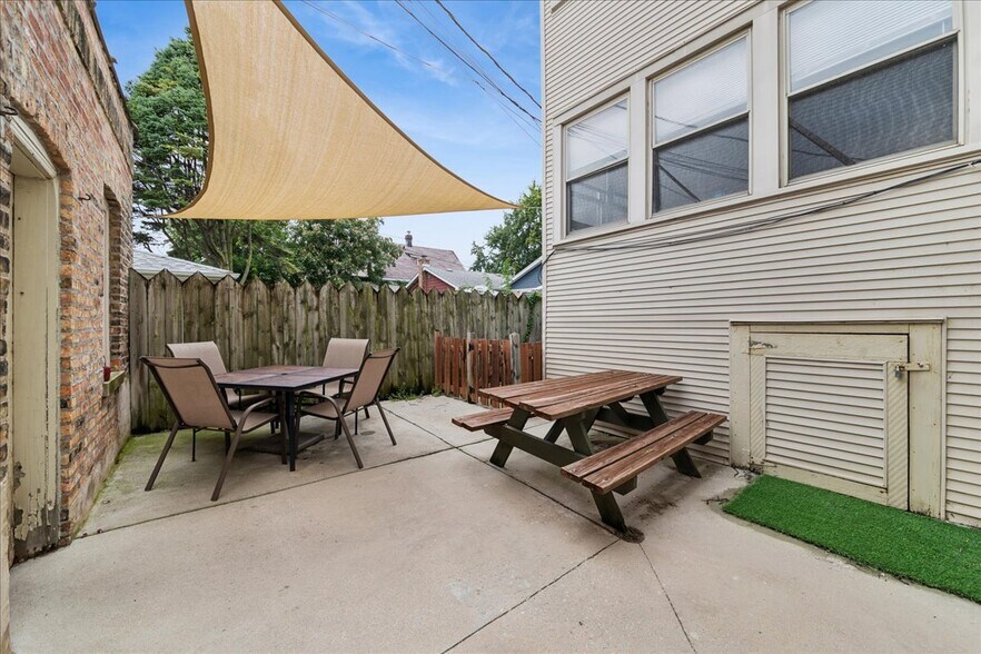 More Photos Of 1723 W Foster Ave, Chicago Multifamily For Sale