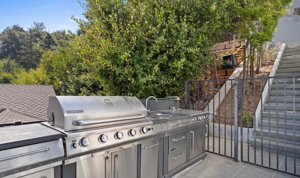 More Photos Of 12148 Travis St, Los Angeles Healthcare For Lease