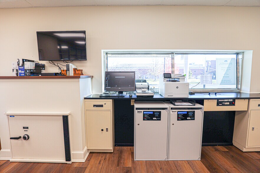 More Photos Of 630 Jefferson St, Paducah Office For Sale