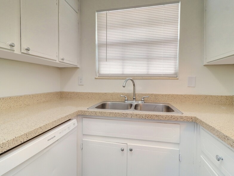 More Photos Of 7011 San Ramon Pl, Tampa Apartments For Sale