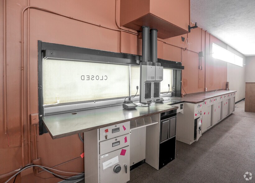 More Photos Of 2 NW 18th St, Richmond Bank For Lease