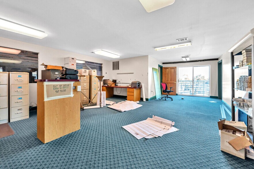 More Photos Of 639 Harbor Blvd, Destin Showroom For Lease