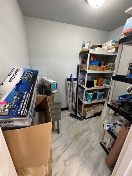 More Photos Of 7901 Kingspointe Pky, Orlando Showroom For Sale