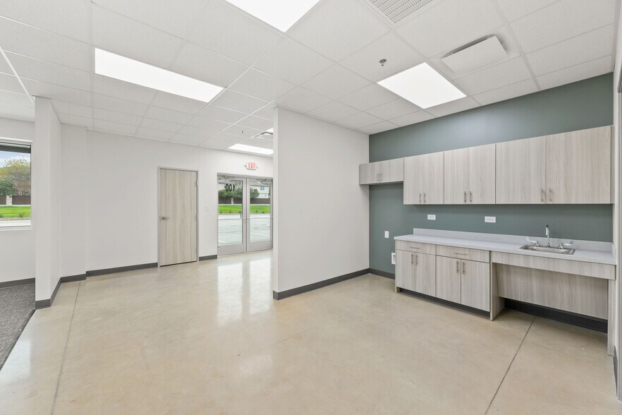 More Photos Of 10042 FM 1976, Universal City Unknown For Lease