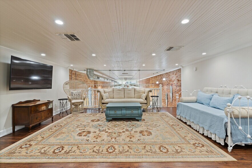 More Photos Of 925 Main St, Bastrop Office Residential For Sale