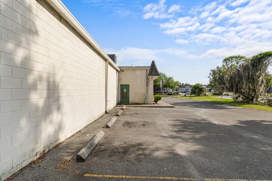 More Photos Of 6 Television Cir, Savannah Freestanding For Lease