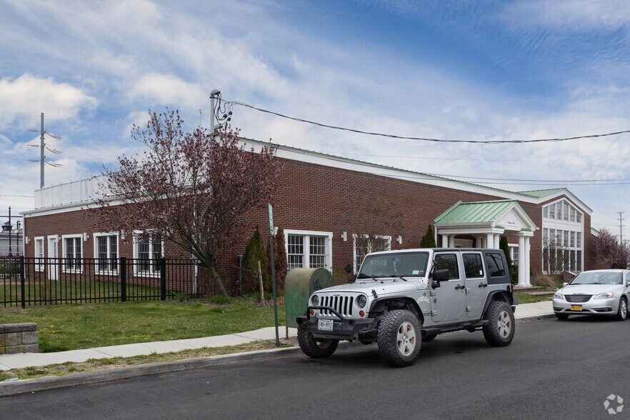 More Photos Of 25 Nassau Ln, Island Park Office For Sale