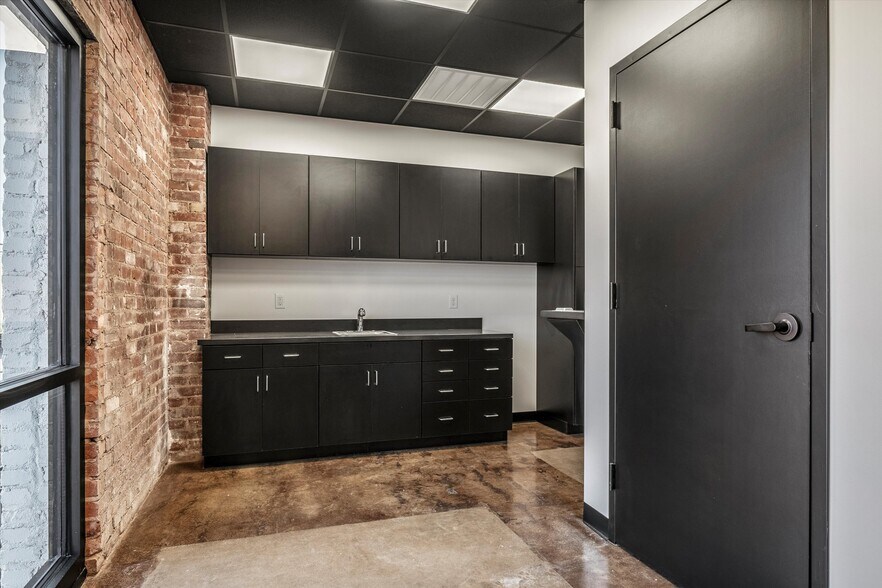 More Photos Of 12 NW 13th St, Oklahoma City General Retail For Lease