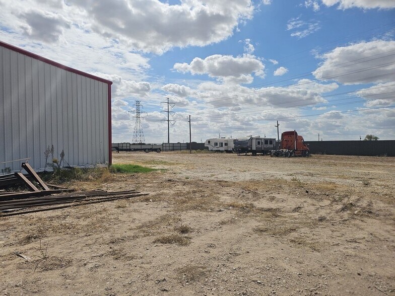 More Photos Of 11010 W Joan Dr, Odessa Warehouse For Lease