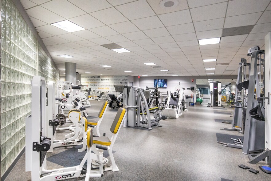 More Photos Of 333 Earle Ovington Blvd, Uniondale Office For Lease