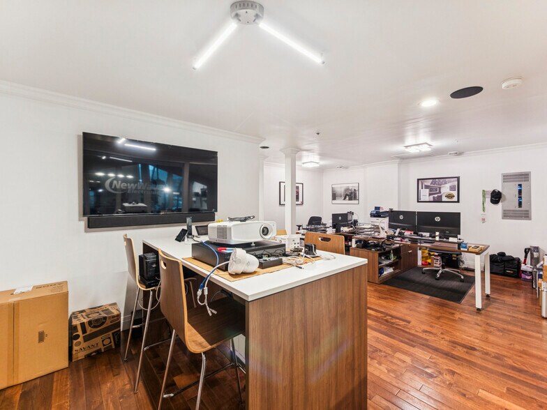 More Photos Of 175 W Beaver Creek Rd, Richmond Hill Light Distribution For Sale