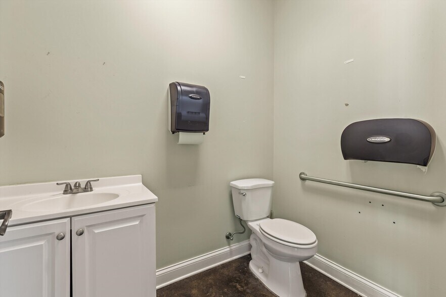 More Photos Of 700 Grove St, Loudon Office For Sale