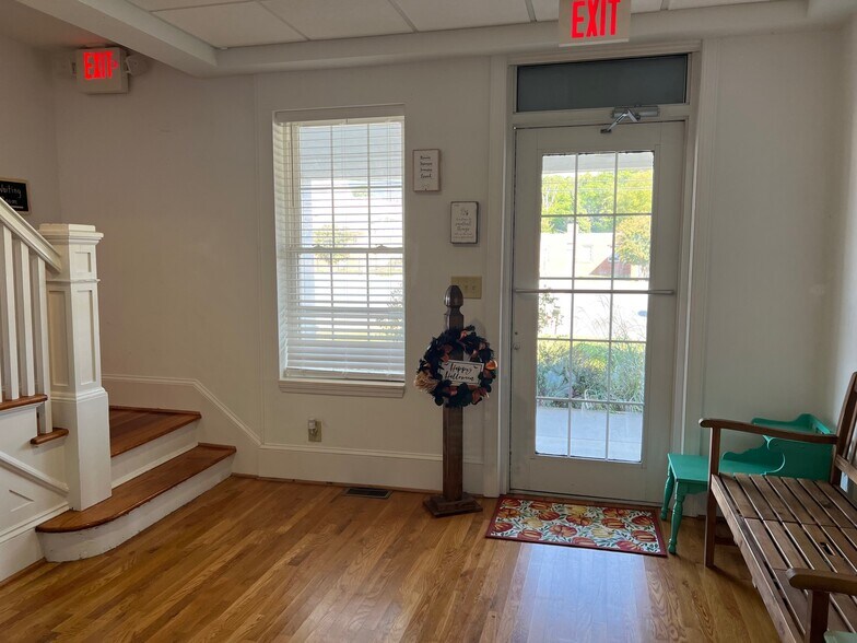 More Photos Of 2936 W Main St, Salem Office For Lease