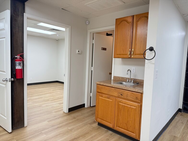 More Photos Of 413 N Walnut Ave, Broken Arrow Warehouse For Lease