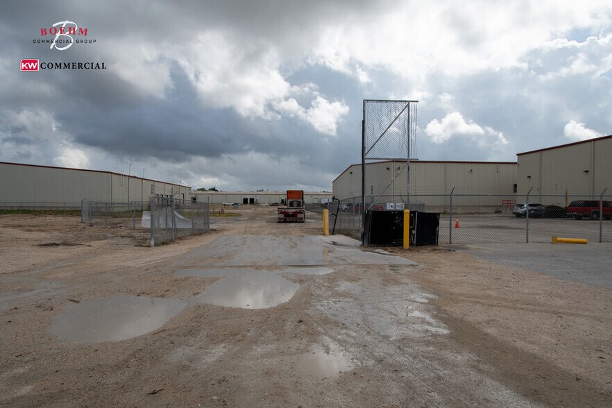 More Photos Of 109 Lupita Circle, Del Rio Distribution For Lease