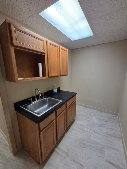 More Photos Of 307 W Rhapsody Dr, San Antonio Light Manufacturing For Lease