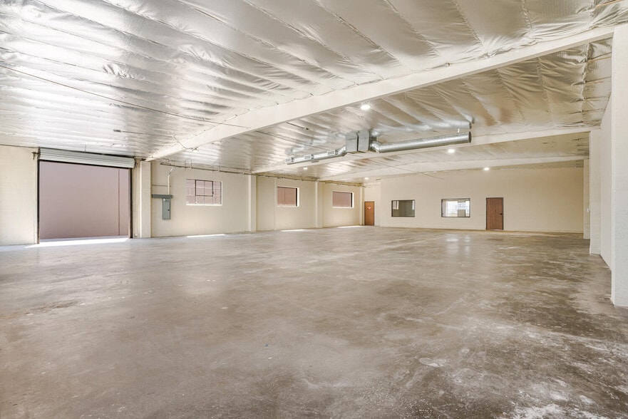 More Photos Of 13755-13761 Saticoy St, Panorama City Warehouse For Lease