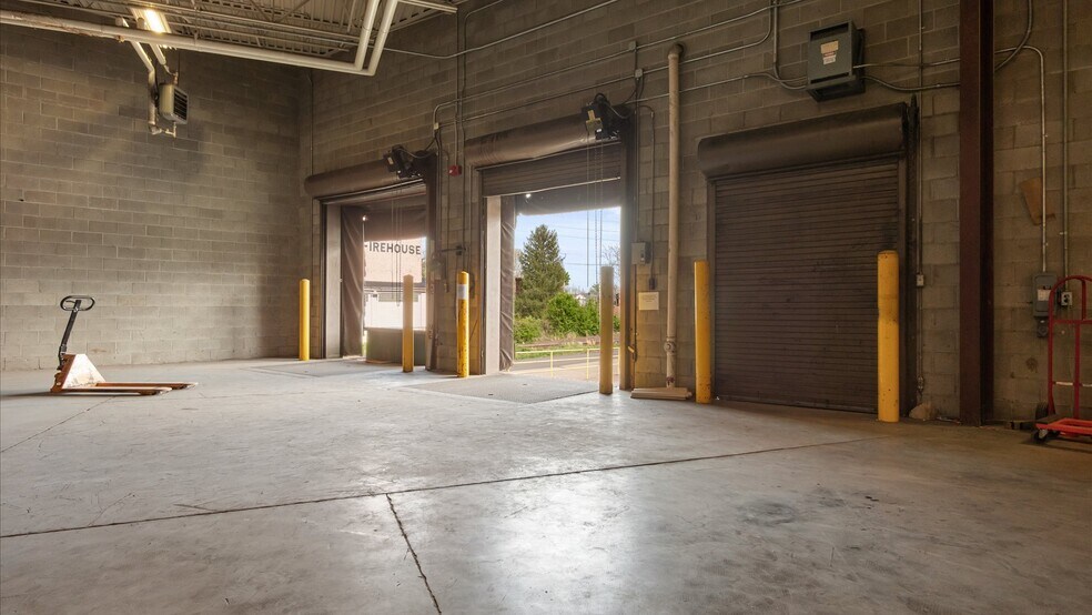 More Photos Of 22 N 1st St, Newark Light Distribution For Lease