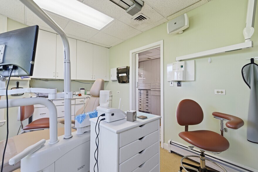 More Photos Of 1051 Beacon St, Brookline Medical For Sale