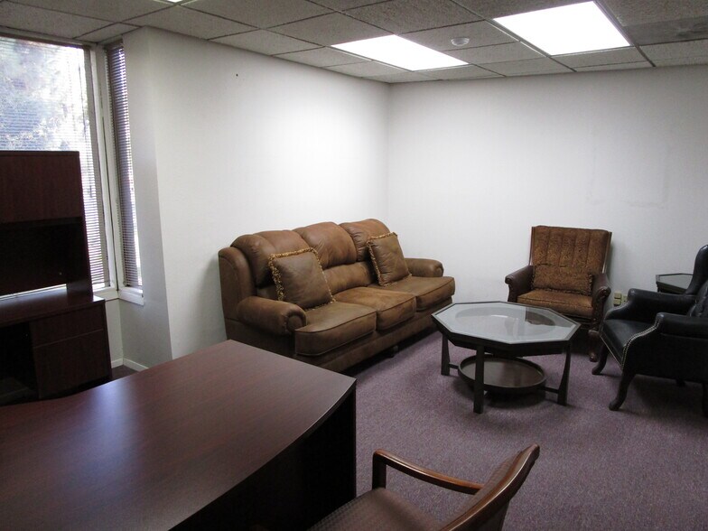 More Photos Of 5053 La Mart Dr, Riverside Medical For Sale