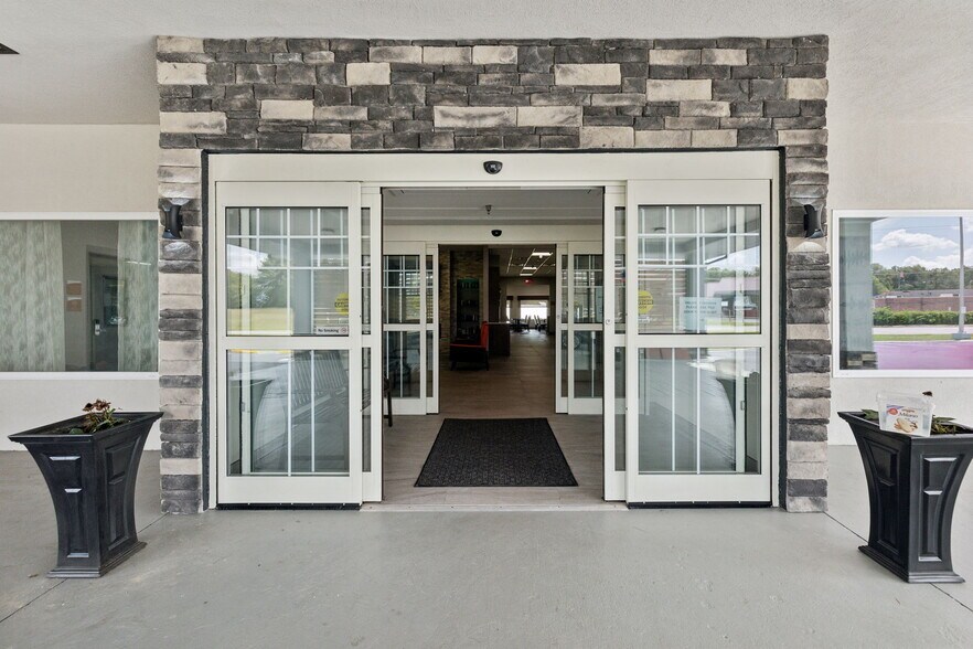 More Photos Of 126 Expressway Dr, Manchester Hotel For Sale