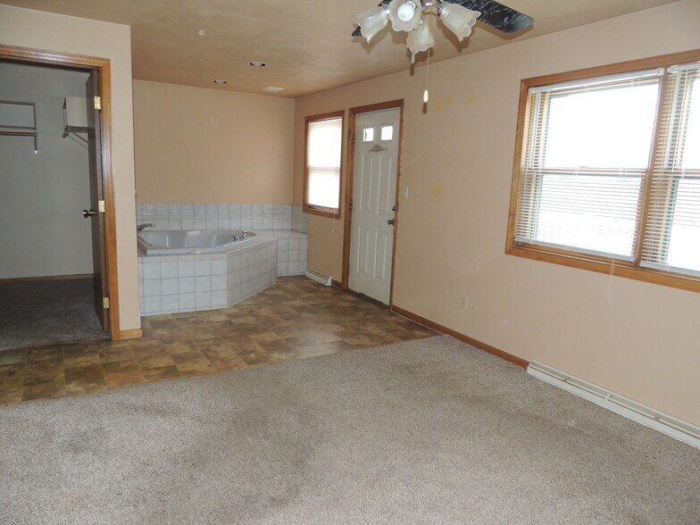 More Photos Of 726 Valley Rd, Menasha Bar For Sale