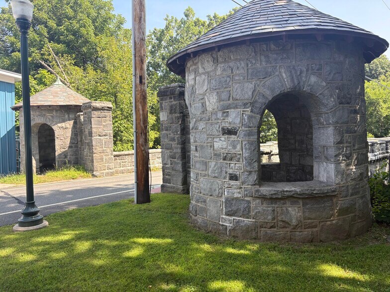 More Photos Of 125 Yantic Rd, Norwich General Retail For Sale