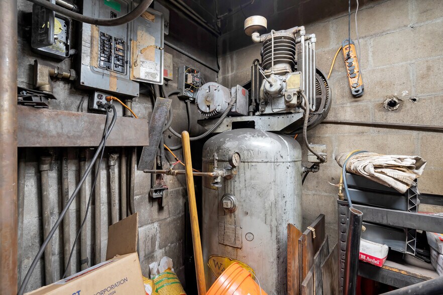 More Photos Of 3166 Ashby Rd, Saint Ann Auto Repair For Sale