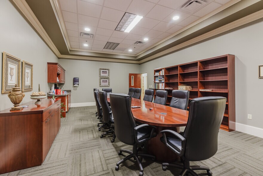 More Photos Of 619 Pointe North Blvd, Albany Medical For Lease