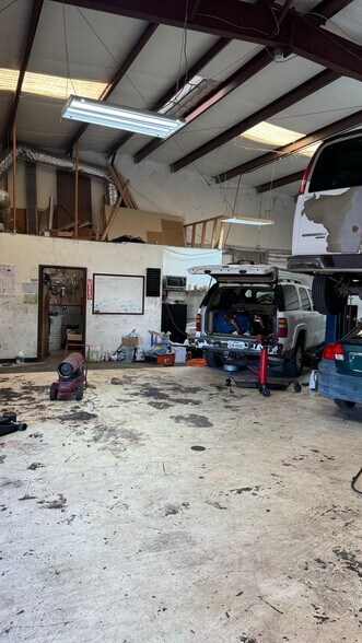 More Photos Of 710 Shepherd Dr, Garland Warehouse For Lease