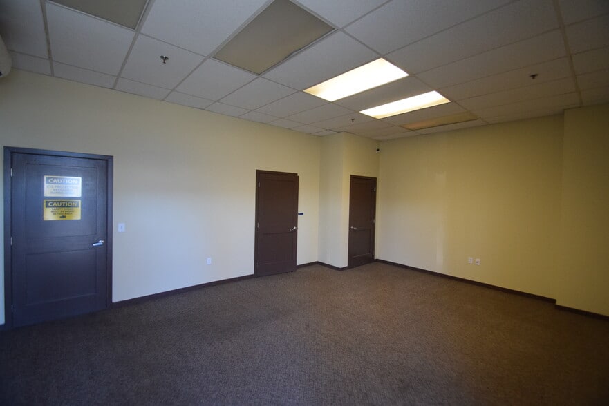 More Photos Of 2121 SW Deerhound Ave, Redmond Manufacturing For Lease