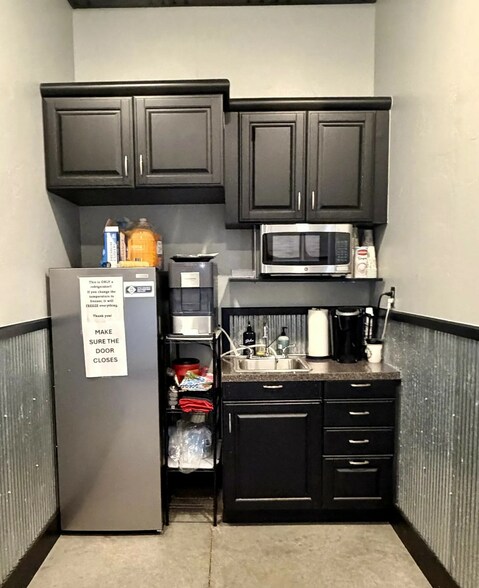 More Photos Of 413-417 S State St, Edmond Showroom For Lease