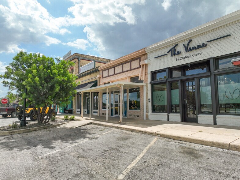 More Photos Of 1118 18th St, Hondo Storefront For Sale